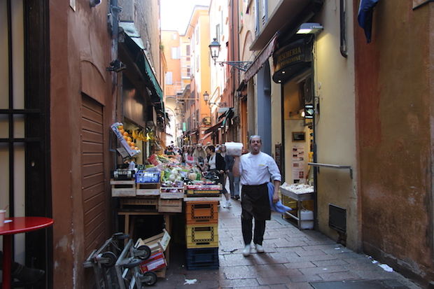 Een van de straatjes in Bologna waar je veel en heerlijk eten kunt kopen.