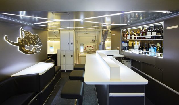 Wanneer je business class vliegt heb je zelfs toegang tot een luxe bar aan boord!